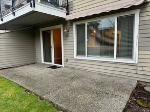 629 Kirkland Way, Unit #B-8 in Kirkland, WA - Foto de edificio - Building Photo