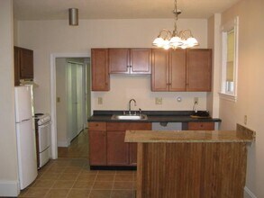 34 Central St, Unit #2 in Somerville, MA - Building Photo - Building Photo