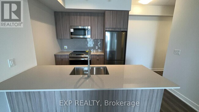 4130 Parkside Village Dr in Mississauga, ON - Building Photo - Building Photo