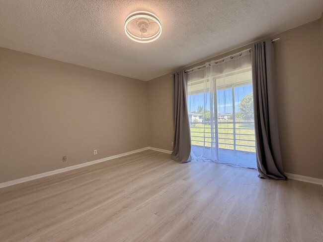 305 Camden M in West Palm Beach, FL - Foto de edificio - Building Photo