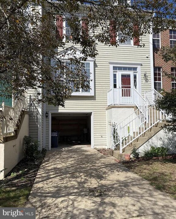 6802 Cedar Loch Ct in Centreville, VA - Building Photo