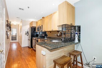 221 Clinton St in Hoboken, NJ - Building Photo - Building Photo