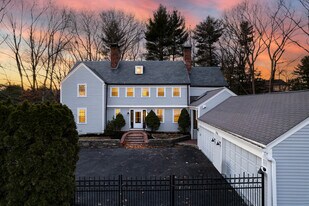40 Puddingstone Ln in Newton, MA - Building Photo
