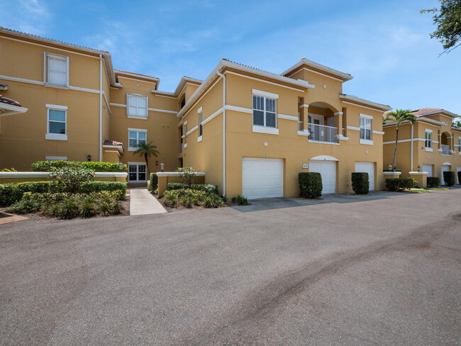 5015 Fairways Cir in Vero Beach, FL - Foto de edificio - Building Photo