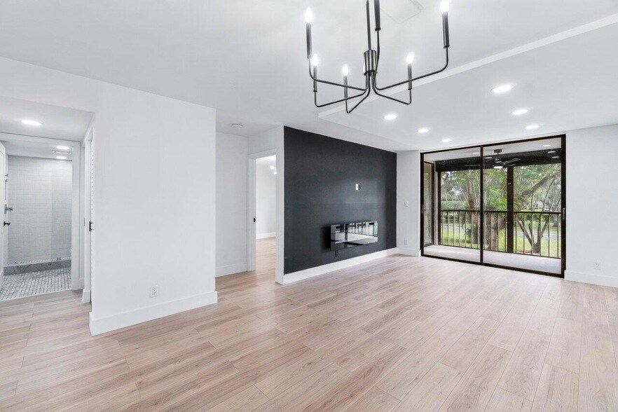 6795 Huntington Ln, Unit 2050 in Delray Beach, FL - Building Photo