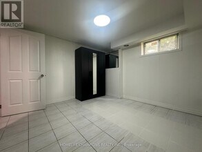2 Clemson Crescent in Vaughan, ON - Building Photo - Building Photo