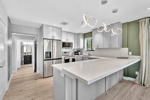 310 SW 31st Ct in Miami, FL - Building Photo