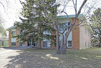 1831 14th Ave NE in Calgary, AB - Building Photo - Building Photo