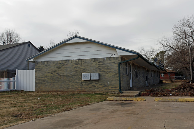 300-306 S 6th St in Noble, OK - Building Photo - Building Photo