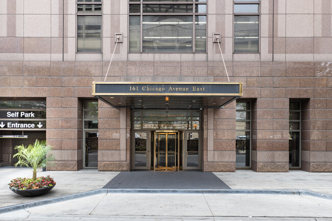 Olympia Centre in Chicago, IL - Foto de edificio - Building Photo