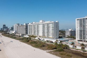 Pavillion Condo in Miami Beach, FL - Building Photo - Building Photo