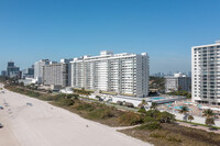 Pavillion Condo in Miami Beach, FL - Foto de edificio - Building Photo