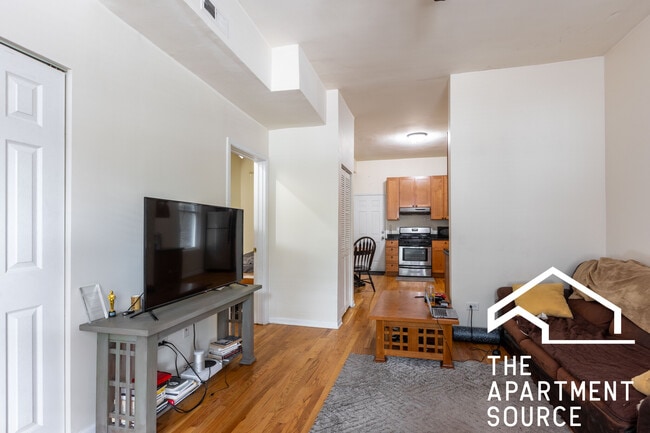 2517 N Ashland Ave, Unit 1 in Chicago, IL - Building Photo - Building Photo