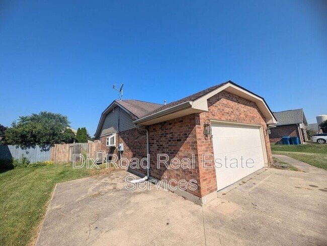 8881 Davidgate Dr in Huber Heights, OH - Building Photo - Building Photo
