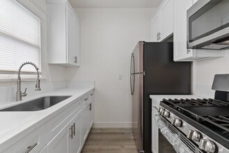 1045 E 4th St in Long Beach, CA - Building Photo - Building Photo