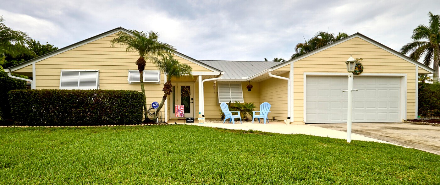 2485 NE 16th Ct in Jensen Beach, FL - Building Photo