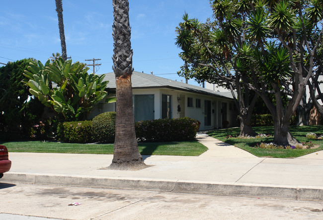 902-916 Thomas Ave in San Diego, CA - Building Photo - Building Photo