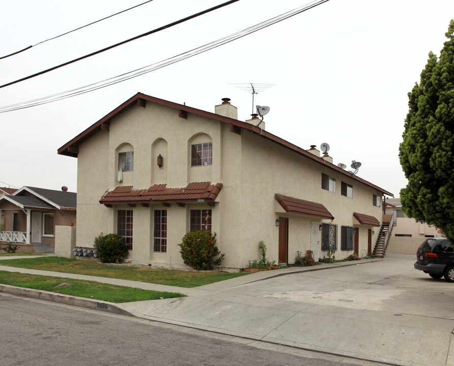 9505 Olive St in Bellflower, CA - Foto de edificio