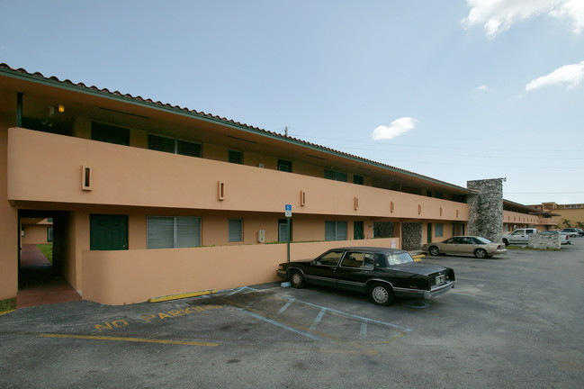 River House Apartments in Miami Springs, FL - Building Photo - Building Photo