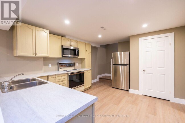 16 Autumn Ln in Barrie, ON - Building Photo - Building Photo