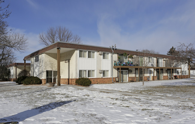 Edina Villa Apartments in Edina, MN - Building Photo - Building Photo