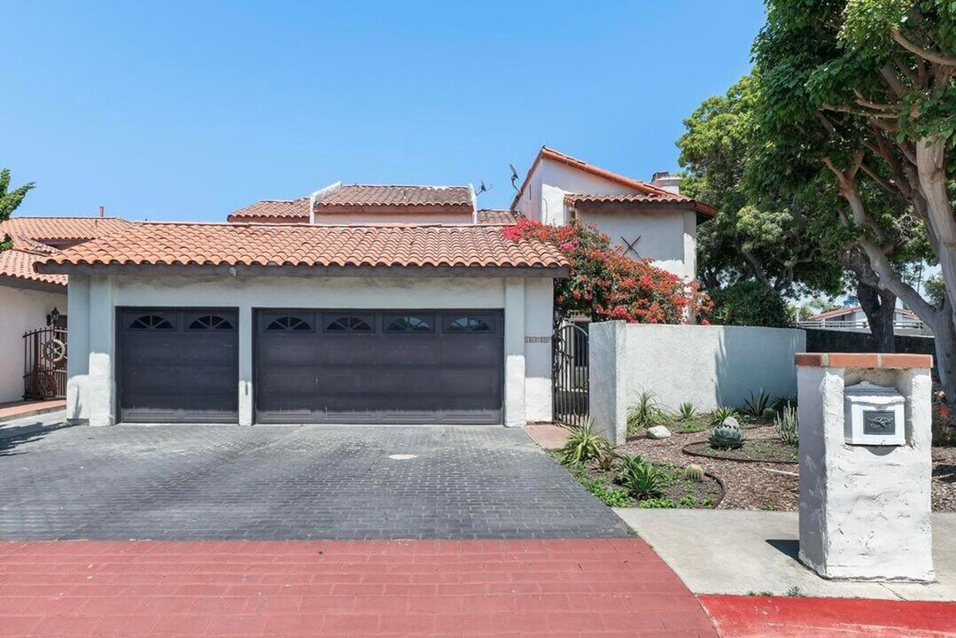 16592 Grimaud Ln in Huntington Beach, CA - Foto de edificio