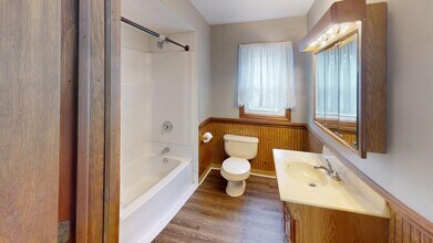 113 Madison Ave in Dixon, IL - Building Photo - Building Photo