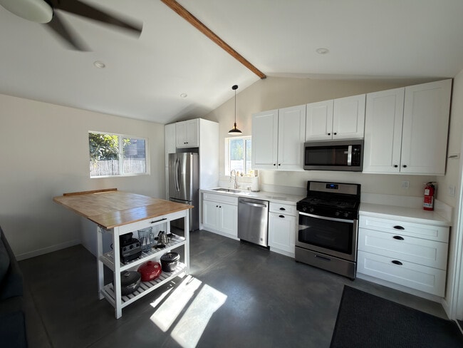 240 W Cedar Ave in Burbank, CA - Building Photo - Building Photo