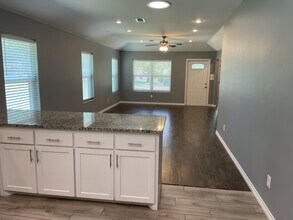 901 W Hull St in Denison, TX - Building Photo - Building Photo