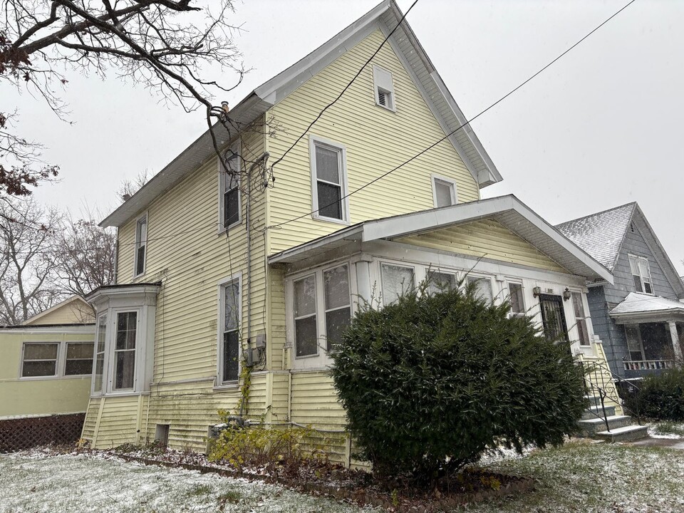 949 Central Ave in Beloit, WI - Building Photo