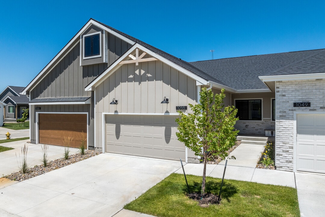 Stratford Crossing Flats Townhomes in Waukee, IA - Foto de edificio