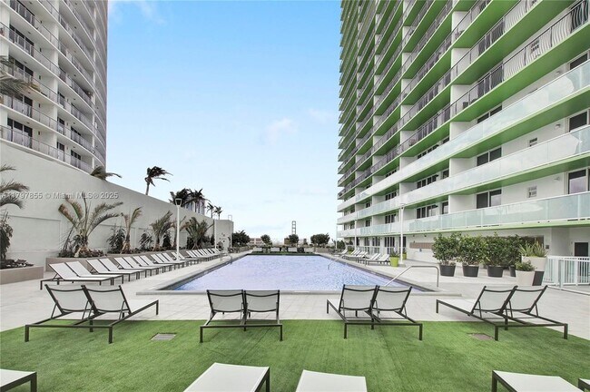 1756 N Bayshore Dr, Unit 37J in Miami, FL - Building Photo - Building Photo
