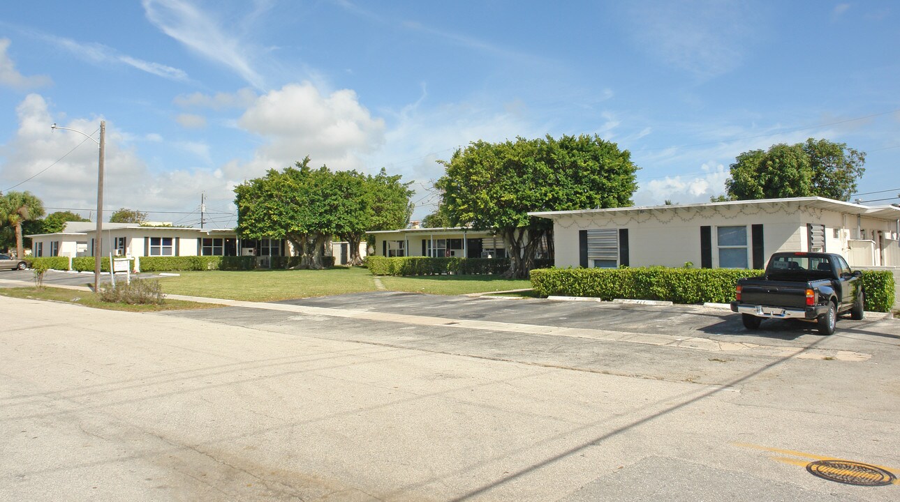 411-417 Revere Rd in West Palm Beach, FL - Building Photo