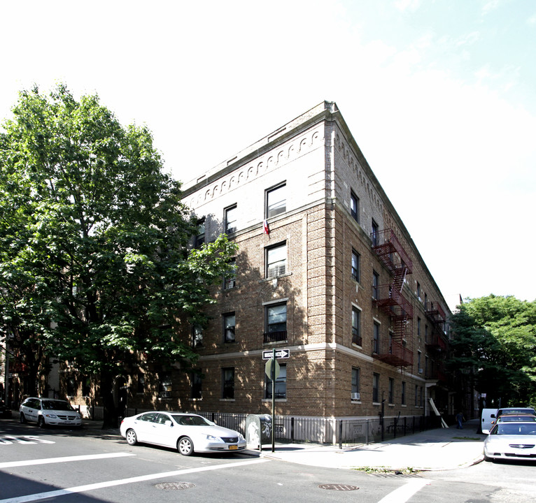 32 St Pauls Pl in Brooklyn, NY - Building Photo