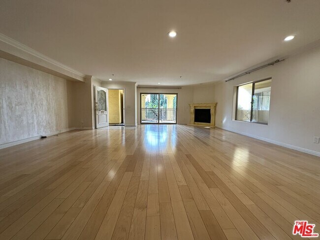 2435 Florencita Dr W-Unit -203 in Montrose, CA - Foto de edificio - Building Photo