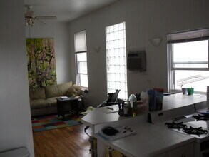 2321 W Belmont Ave, Unit 2R in Chicago, IL - Building Photo - Building Photo