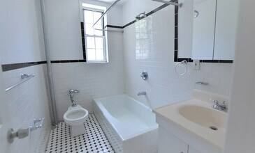 111 W 13th St in New York, NY - Building Photo - Building Photo