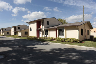 Auburn Gardens in Fort Lauderdale, FL - Building Photo - Building Photo