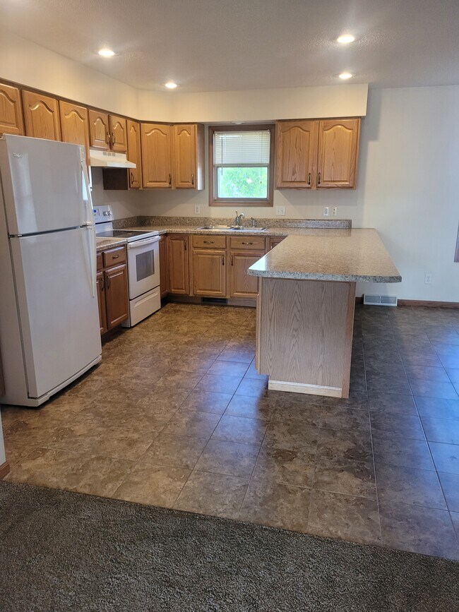 2322 Sunnyslope Dr in Dubuque, IA - Building Photo - Building Photo