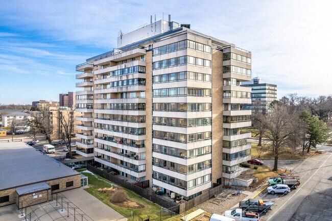 West Grand Towers in Des Moines, IA - Foto de edificio - Building Photo