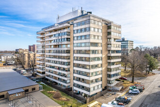 West Grand Towers in Des Moines, IA - Building Photo - Building Photo