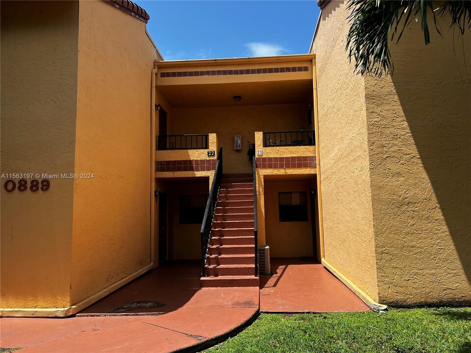 10889 NW 7th St, Unit 22-30 in Miami, FL - Building Photo
