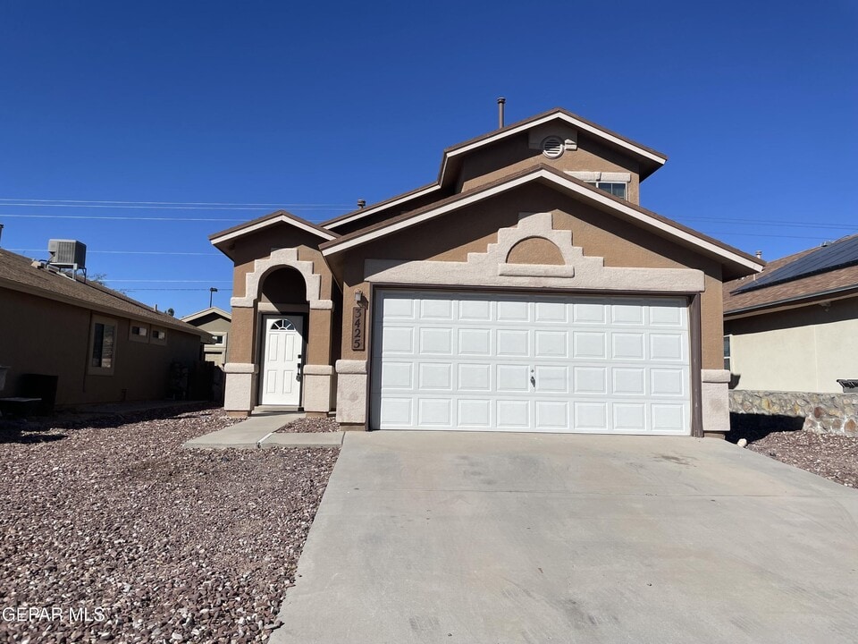 3425 Scarlet Point Dr in El Paso, TX - Building Photo