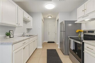 7825 Dorsett Dr in New Orleans, LA - Building Photo - Building Photo