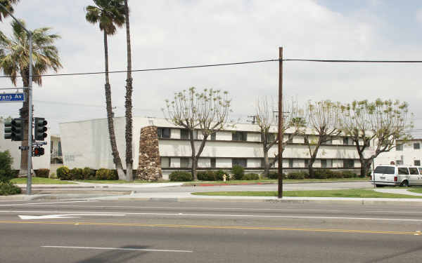 8809 Rosecrans Ave in Downey, CA - Building Photo - Building Photo