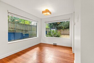 2955 72nd Ave SE in Mercer Island, WA - Building Photo - Building Photo