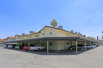 Tradewinds Apartments in Porterville, CA - Foto de edificio - Building Photo