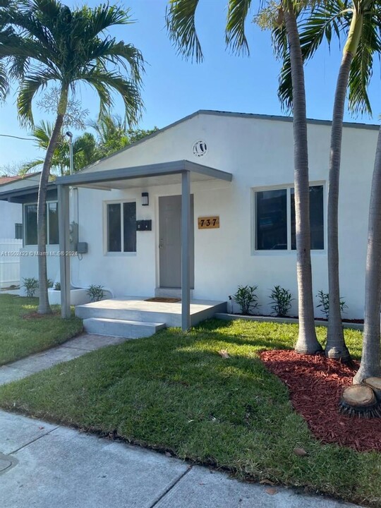 737 NW 41st St in Miami, FL - Building Photo