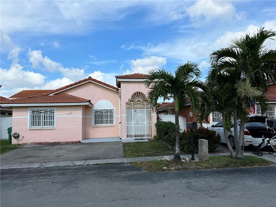 12381 NW 97th Pl in Hialeah Gardens, FL - Building Photo