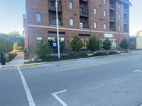 Forest Oaks Senior Apartments in Forest Park, IL - Foto de edificio - Building Photo